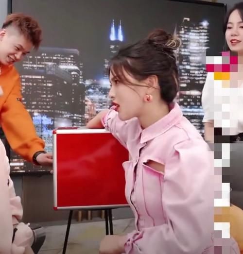  现身|杨超越现身薇娅直播间，粉色套装少女感满满，坦言被郭京飞误认为婶子