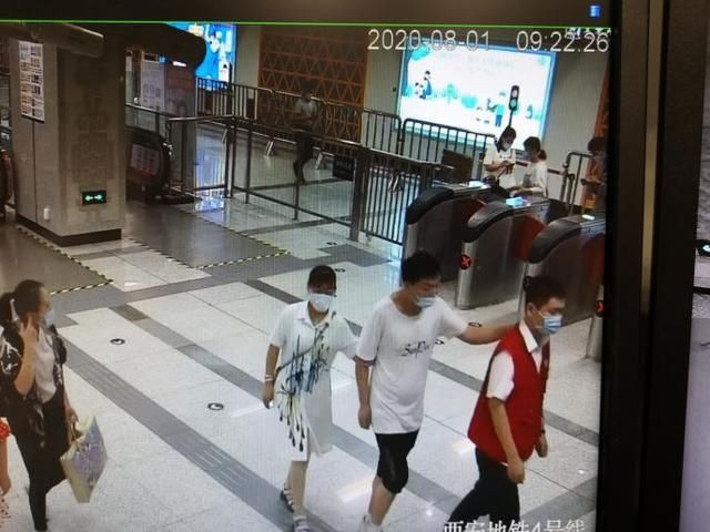  相帮|视障夫妇乘地铁遇难 地铁员工爱心相帮