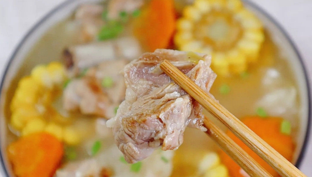  噜噜|胡萝卜玉米排骨汤, 清甜可口的美味汤, 简单又易做营养又健康