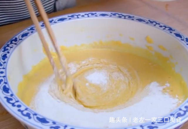  开水|玉米面百吃不厌做法，加1个苹果，开水一烫一搅，出锅不够全家吃