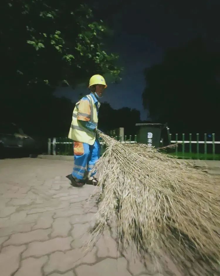  凌晨|菏泽：凌晨三点半，街头一幕