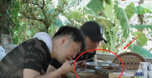  鱼汤|《向往4》黄磊做鱼汤面，看清无滤镜下原图，网友：给钱都不吃！