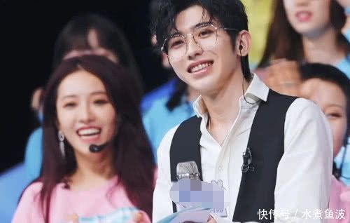 模仿|谢可寅舞台之上模仿蔡徐坤,本人在舞台下的表情太宠溺,带她出道