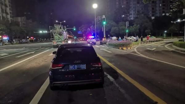  梁师傅|珠海夫妇凌晨打的回家，睡梦中撞上奥迪连翻两圈！是它救了两命！