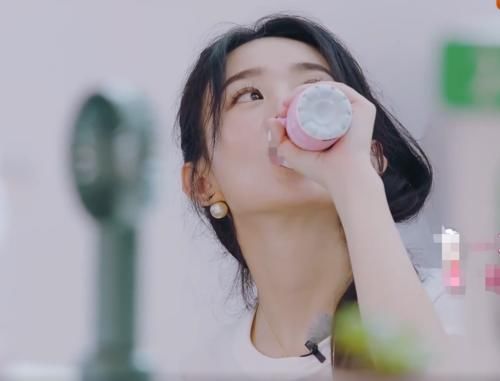  吃货|节目摆拍的酸奶，赵丽颖拿起就喝，镜头特写到唇部，是否“吃货”一目了然