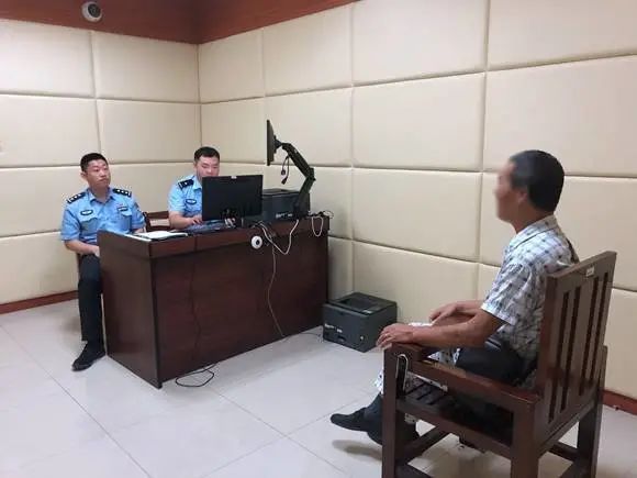  上海|上海警方处置首例遗弃犬案：老伯弃养18岁老年犬被罚500元