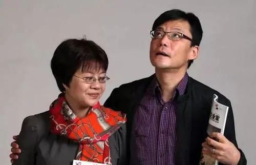  闹剧|李国庆“强势回归”被拘留，这场闹剧是两人开撕？