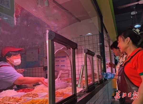 “三防”设施到位，熟食店均设置了磁吸式防蝇纱窗