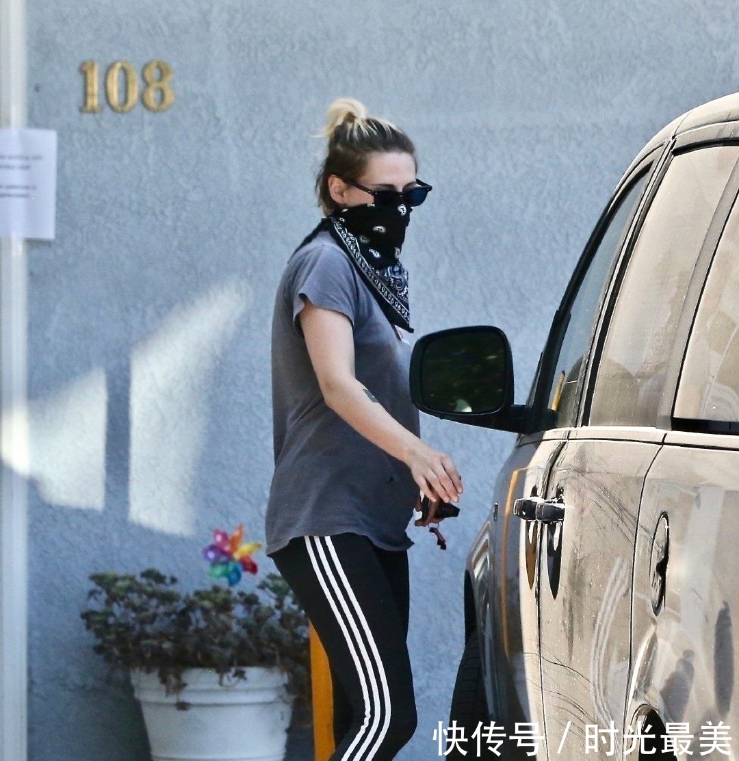 暮光|“暮光女”扎丸子头戴墨镜,穿黑色紧身裤走运动范,真的太酷了