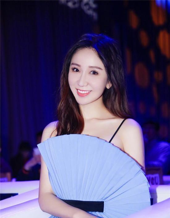 风格|三人同样穿“折扇裙”出镜,陶虹、张檬造型美,娄艺潇也很好看