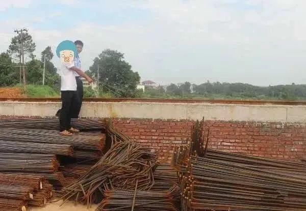  男子|好丢人！泰和周边一男子竟以收破烂为名，乘着夜色偷工地上钢筋