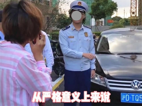 叫嚣|女司机占用消防通道停车，面对劝阻还叫嚣：消防车为啥非走我停的地方？