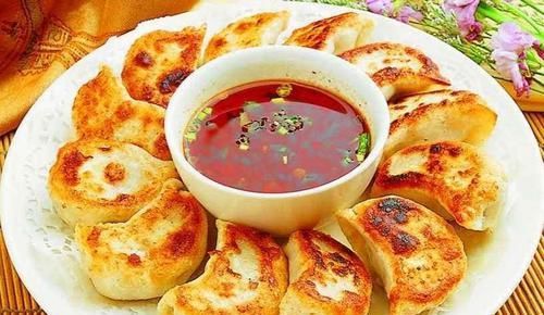  外酥|做煎饺时不要直接下锅煎，多加一步，不出水不破皮，外酥里嫩