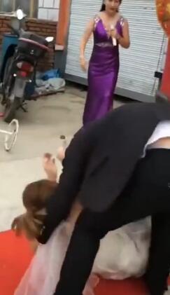 新娘|新郎新娘结婚喜宴上动手，新娘被打倒在地，大家顿时不能淡定了