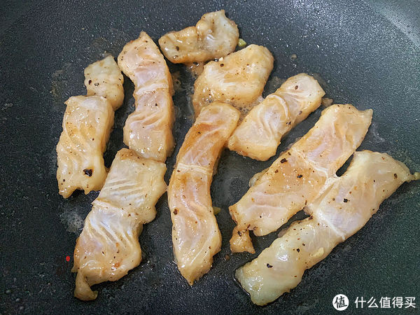  鱼肉|秋天，吃牛羊肉不如吃它，简单一煎，鲜嫩入味，好吃又营养