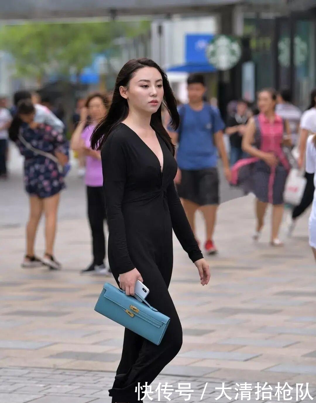 裙子|街拍没有阔腿裤了,年轻女孩只认“连体裤”,谁穿谁时髦又好看