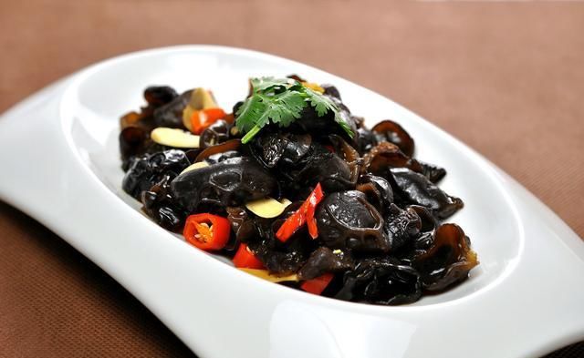  沥干水分|炒木耳下锅后，总是“噼啪炸锅”很危险！多做这1步，就能解决