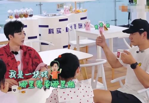  刘宇宁|刘宇宁来中餐厅帮忙，赵丽颖林大厨争抢他，我却留意他的应对方法