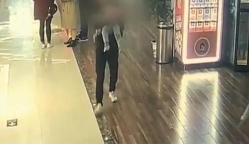  地上|地上没水没油硬摔？商场抱孩子摔倒索赔被拒，男子：我是消费者！