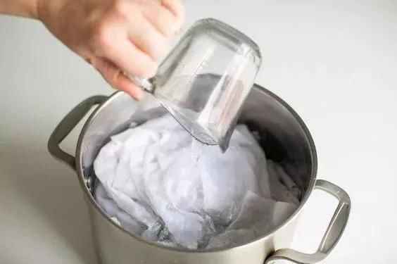 发黄|衣服发黄，别用漂白剂了，水里加点它，比新买的还干净！