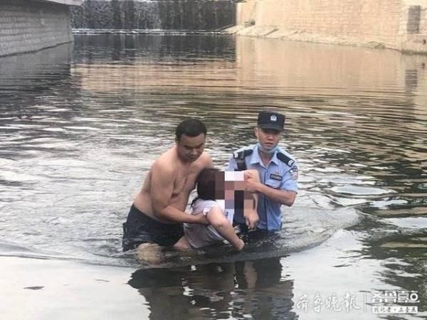  落水|惊险！泰安普照桥附近出的事！女子落水，辅警毫不犹豫挺身相救
