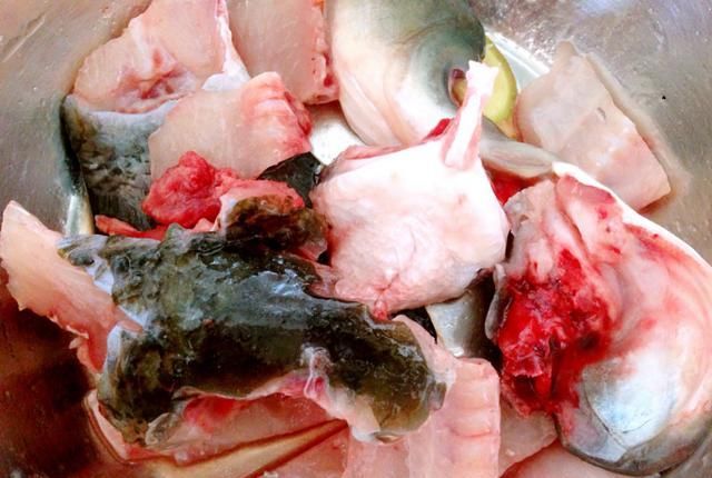  豆腐|鲜浓爽口鱼骨豆腐香菇汤，一条鱼吃两顿还不重样，鲜香补钙