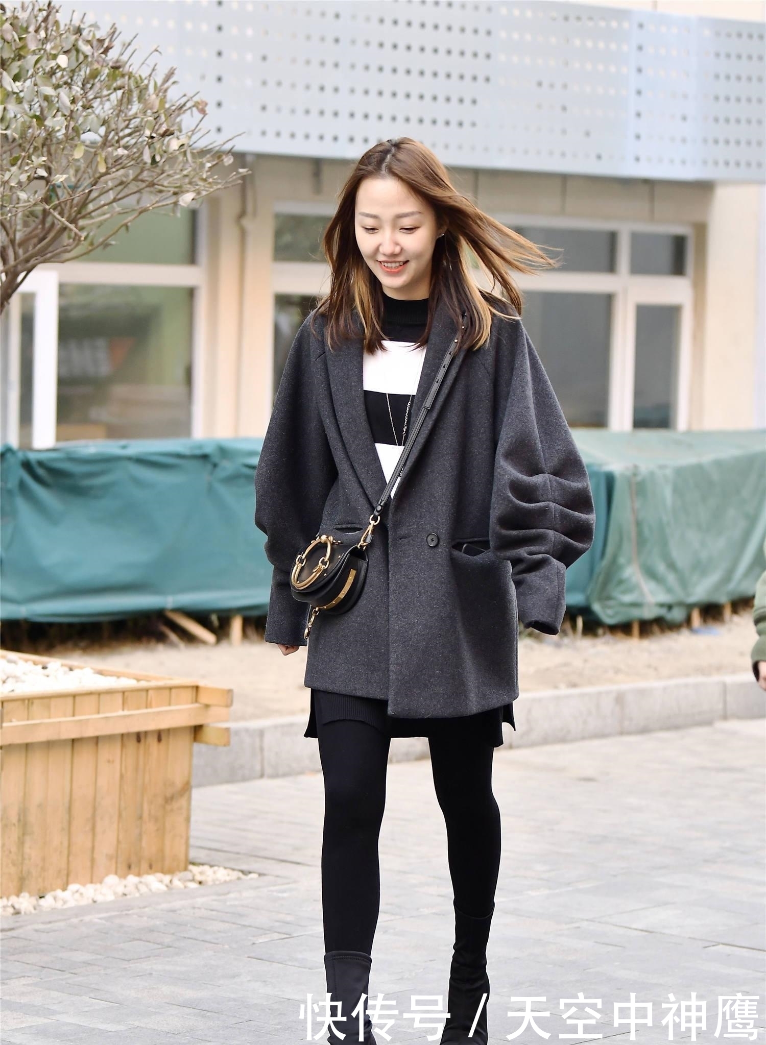  春天|街拍：春天穿上她，修身显瘦还衬托出气质，更有着保暖的效果！