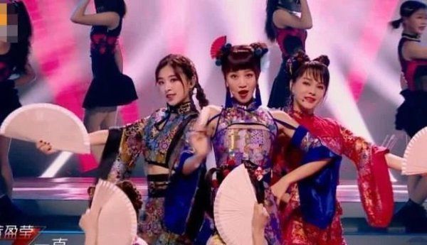  不少观众|有种“心机”叫蓝盈莹, 别人扇子都粘在腰上, 她却偏偏与众不同