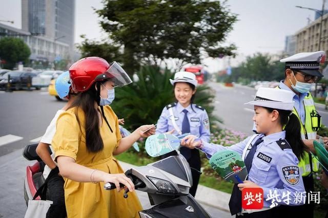  范儿|小小交警也很有范儿，走上街头为宣传文明交通助力