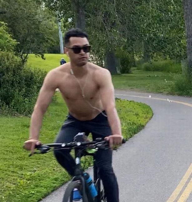  女生|恶心！加拿大肌肉男骑自行车，竟向华人女生吐口水，还吐在脸上