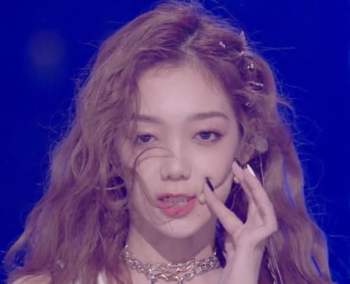  张艺凡|硬糖少女合作明日之子4支乐团，希林自信，王艺瑾开心，张艺凡厉害了