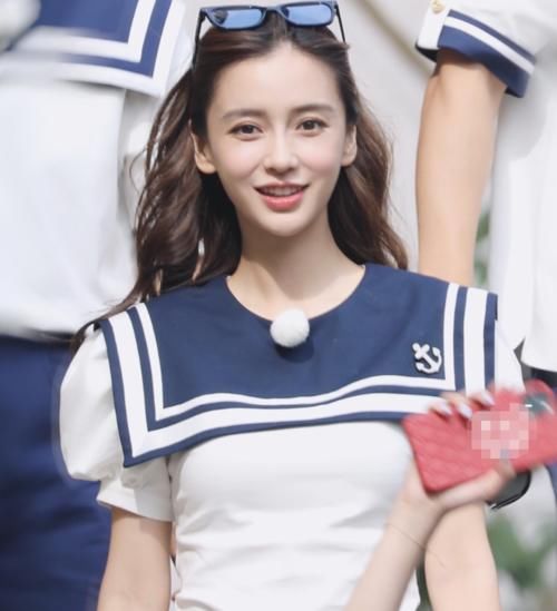 站位|《奔跑吧8》庆功合影,蔡徐坤沙溢站在C位,baby站位太暖心了吧