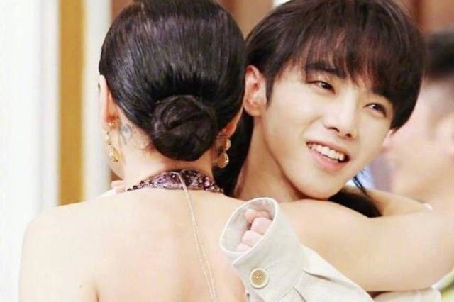  距离|华晨宇和每个女明星都保持距离，唯独对她很主动，网友：意料之外