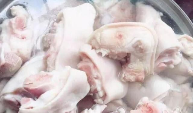  猪蹄|炖猪蹄时，不要直接下锅焯水，教你几个妙招，炖得更入味更软烂！