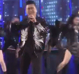  深情|818超级秀尴尬不断，王耀庆假唱亦深情，道具太差吴宣仪吃一嘴毛