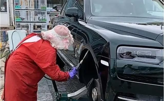 用钢丝球刷|600万劳斯莱斯送去洗车，洗车工拿出钢丝球，车主很紧张