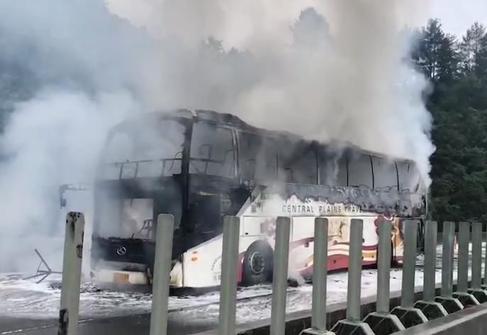  大客车|黔东南高速公路上大客车突然起火，司机一个动作救了全车人
