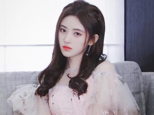  超短裙|别再说鞠婧祎一米五九了，看到她穿超短裙时的腿，怀疑自己的眼睛