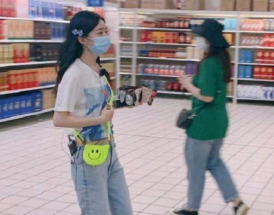  杀青|赵丽颖、杨超越谁的地位高？《中餐厅》杀青照中的站位一目了然