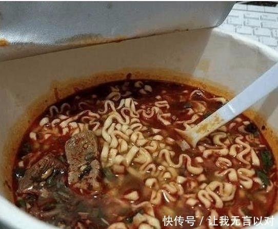 泰国|小伙在泰国旅游买了桶方便面,打开包装后感动不已