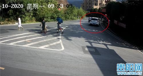  丈夫|妻子车外驾驶车辆失控 丈夫帮忙被顶伤入院