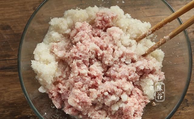  早餐|快立秋了，早餐饼这样做营养更足，皮薄馅多又美味，家人喜欢吃