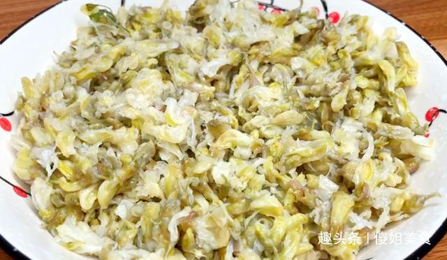  槐花|蒸槐花时，只用面粉就错了，多加这2样，槐花出锅不粘也不坨