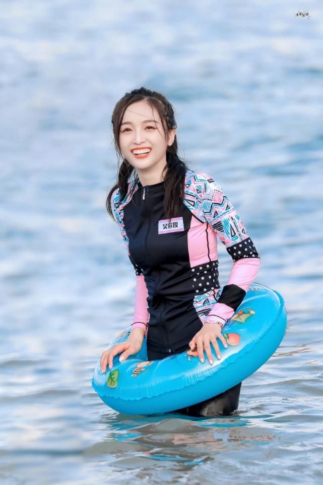  美白|吴宣仪海边录制节目，自带美白效果，“抗黑体质”赢了！