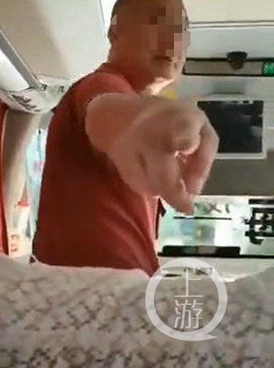  司机李某|广东一大巴司机与乘客发生争执 扬言把车开下桥同归于尽