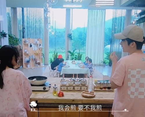  兄妹|谭松韵想吃煎鸡蛋，张新成主动帮忙，却煎的不太好，松韵的安慰暖心了