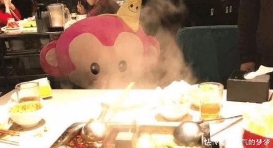 手上|男子去海底捞吃饭,服务生看到手上的手环,直接送了一盘东西!