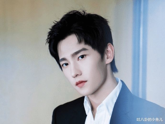  档综艺节目|《元气满满的哥哥》对战，王耀庆拍红杨洋手背，画面可怜又好笑