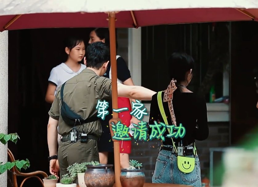  嘉宾们|黄晓明李浩菲都在专心揽客，赵丽颖却不一样，这举动我没看错吧