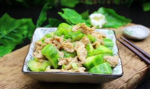  丝瓜炒肉|进入8月，夏天吃这瓜，加肉鲜香味美，营养全面